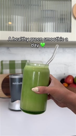 Groen, romig en bomvol power 🥬💪 Met de nutribullet 600 orginal mix je in een handomdraai deze gezonde green smoothie. Perfect als energieke start van je dag of als snelle post-workout boost! ✨ Recept: 200 g spinazie 1 banaan 4 el Griekse yoghurt 2 el pindakaas 1 scoop (pea) proteïnepoeder IJsklontjes 200 ml amandelmelk