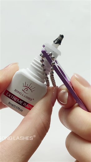 Glue Tips 🧸 . . . . . . #volume #lashglue #diylashes #clusterlashes #wispylashes #lashextensiontraining #songlashes #lashfanning #lashadhesive #promadefans #loosefans #lashtips #lashprincess #lashartists #kisslashes #lashtechlife #eyelashglue #lashbrand #lashlifestyle #lashbeginner #eyelashcurl #lashcertification #hybridlashset #lashwithme #eyelashextension #lashlife #lashstylist #wetlashes #lashapplication #eyelashextensions