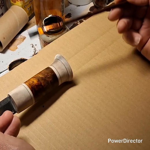 409K views · 3.2K reactions | Här kommer del 2. Sliret! Slutresultatet visar jag senare. Har inte bestämt vilken gravyr eller scrimshawmotiv. Detta moment tar tid. Det vill man göra i lugn och ro på kvällstid i tv-soffanSyr lädret efter att gravyren gjorts. | Lindmarks Knivmakeri | Facebook