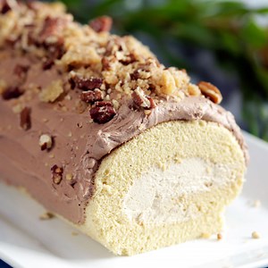 84K views · 1.1K reactions | Enjoy this airy coffee cake filled with espresso whipped cream and topped with chocolate buttercream and a brown sugar pecan crumble. | Sugar Fix | Facebook