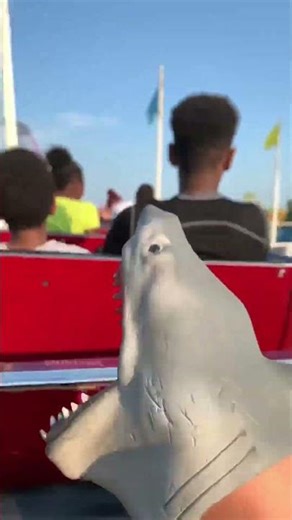 SHARK PUPPET EN LA MONTAÑA RUSA #sharkpuppet #divertido #humor