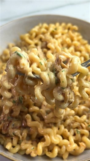 Leon | Schnelle & einfache Rezepte on Instagram: "Cremige Pasta mit karamellisierten Zwiebeln🧅🍝 Hier gab’s zum Mittag mal wieder eine Portion Nudeln - heute in der Variante mit karamellisierten Zwiebeln!😱💯 💾 Zutaten für 2 Portionen 🍝 150g Nudeln (Fusilli Lunghi Bucati) 🧅 2–3 Zwiebeln 🧈 1 EL Butter 🥛 200ml Sahne 🧀 60–70g geriebener Parmesan 🌿 2 Stängel Petersilie 🧂 Gewürze: Paprika edelsüß, Salz und Pfeffer ❗️Übrigens ❗️ ➡️ Du möchtest alle Schritte zur Zubereitung des Gerichtes? ➡️ D