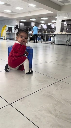 She tried to walk with milk crate ￼