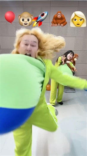 Ba-ra-bam Balloon Popping Dance Challenge 212 巨大風船服の中で膨らませて踊ってみた #Shorts #뽀로로와노래해요