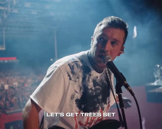 becca ツ on Instagram: "they had all hands on deck trying to put together a show for toronto, N2. it’s definitely not easy and you could tell they were trying to give everything they had. did everything in their power to try and make this set happen 🥲 behind the scenes from toronto! full video on their youtube"