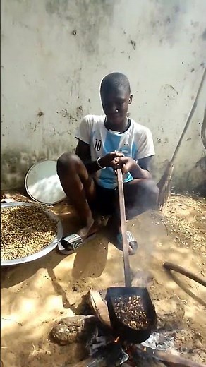 préparation du vrai café Touba au Sénégal