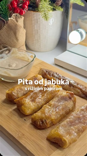 Kad bih bila jedno jelo, bila bih Apple pie 🍎 Dajte savjet šta napravit da rižin papir bude hrskav, ja ovo prvi put koristim…možda samo namočit u vodi? Pripremite se na naaajveći popust u godinu na Myprotein stranici u četvrtak 13.11. (sve linkano u opisu profila, kod: petra za %) ✨ Potrebno: 🍎 dvije jabuke (granny smith) 🍎 4-5 rižinih papira 🍎 pola banane kakao (opcionalno) 🍎 cimet aroma vanilija eritrit 🍎 dva jaja 🍎 sirup bez kcal (kod mene butterscotch od Myproteina) ili med 🍎 pola žl