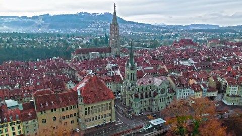 Berne, ville classée au patrimoine mondial de l'UNESCO, vue d'un drone