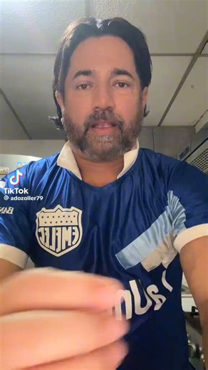 El Cuki Juárez me dijo una vez cuando le comenté que cuando llegó a Emelec y jugó ese famoso cuadrangular amistoso, era malísimo y pensé "¿quién trajo a este tronco?"Luego me respondió que él había llegado al final de la pretemporada en la arena y en esos partidos era un tronco, no podía ni parar el balón. Pero cuando ya empezó el campeonato se había soltado porque ya había aflojado las cargas.Esto le pasó a Emelec anoche, eran unos troncos luego de una mini pretemporada en la arena.Error del cu