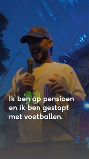"Ik ben op pensioen!": Dries Mertens kondigt voor volle markt in Leuven zijn voetbalpensioen (nu officieel?) aan. #Voetbal #DriesMertens | Sporza