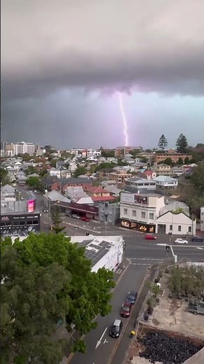 Brisbane Storm 2025 Timelapse – Supercell Rolling Over the City!