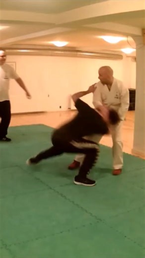 Defense Against Multiple Attackers: Knee Kick, Neck Pull & Leg Takedown in Sequence!