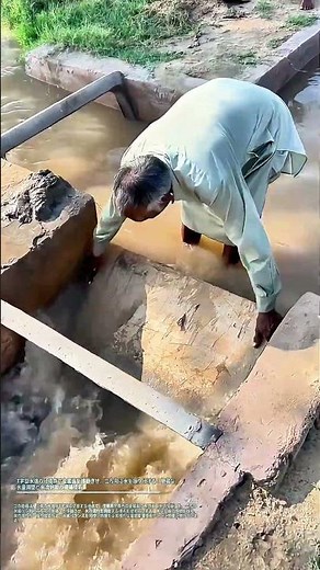 T字型水路の分岐点で金属板を移動させ、二方向に水を振り分ける：簡易な水量調整と水流制御の現場技術