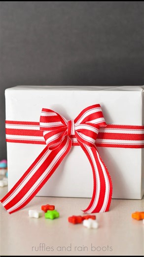 1.4K views · 13 reactions |  Make a cute bow with your fingers  #howtomakeabow #bow #bows #bowsbowsbows | Ruffles And Rain Boots | Facebook