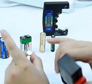 Batterietester Digitaler Akku Tester BT-168D Batterie Testgeräte mit LCD Anzeige Universal Batterieprüfer für AA,AAA,C,D,1.5V,9V Batterien und Knopfzellenbatterien