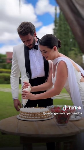 Os noivos montaram o bolo para servir aos convidados. E este momento rendeu memórias únicas e incríveis entre o casal. #noiva #bride #wedding #pedrogonzalezpenteados