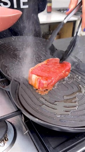 Wine and divine dining are on the menu this week with Woolies Senior Product Developer Rene Groenewald. She pairs each meal with two of her favourite things, starting with a ponzu steak with potatoes and salad. For the rest of the week: ✨ Bobotie with crumbed butternut salad ✨ Hot honey fried chicken and chips ✨ Soy-and-sesame chicken ✨ Korean-style meatballs Elevate your dinner all through the week: https://brnw.ch/21x0dhC | WOOLWORTHS