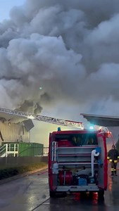 Incendio nell’area industriale di Colico Vigili del Fuoco del Comando di Sondrio, del distaccamento di Morbegno, del Comando di Lecco e della caserma di Bellano impegnati dalle sei di questa mattina nello spegnimento di un capannone dislocato nell’area industriale di Colico. Da quanto appreso si tratterebbe di un impianto di stoccaggio di rifiuti della Seval, una azienda leader nel recupero di materiali di elettronica. Le operazioni sono rese molto impegnative a causa dell’ingente quantità di ma