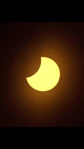 Hoy, en el hemisferio norte se pudo ver el primero eclipse solar del año. Acá 👇 recordamos el del 2020 en Argentina con el hermoso trabajo de 👉 @gusariase. . “{Eclipse}. Durante todo el tiempo del eclipse hice fotos cada 30” con la idea del este timelapse. Aquí les muestro el resultado usando 540 fotos. 🤙🏻 ¿cuéntenme que les parece y donde lo vieron ustedes?”. . #excursion #lugar #provincia #argentina #visitargetina #southamerica #visitsouthamerica #worlderlust #travelgram #wonderful_place