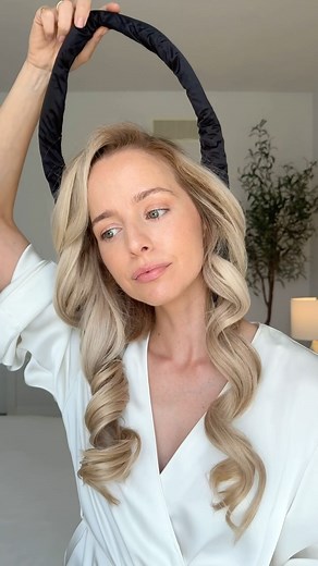 Alex Gaboury on Instagram: "Easy heatless curl tutorial❤️ Overnight curls have saved my hair and @robecurls makes the best heatless curls🙌🏻 #HeatlessCurls #HeatlessCurlTutorial #CurlsWithoutHeat #HeatlessHair #RobeCurls"