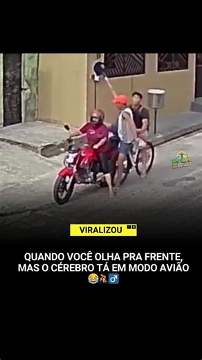 Brasileiro Não Tem Limites on Instagram: "Dois rapazes param a moto na rua e, logo atrás, vem um terceiro pedalando tranquilamente… até que, mesmo olhando pra frente, ele simplesmente NÃO desvia e bate com tudo na moto 😂🚴‍♂️🏍️ O impacto quase derruba os dois, mas o melhor vem depois: o ciclista começa a pedir desculpa, criando uma cena tão constrangedora quanto engraçada. A internet não perdoou: “Eu tô rindo tanto KKKKKKKKKKKKKKKKKK” e “Pior que ele vinha olhando pra frente kkkkkkk”. Não tem
