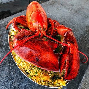 This VIP bottle service experience features a 15 POUND LOBSTER🦞🍾 | Foodbeast
