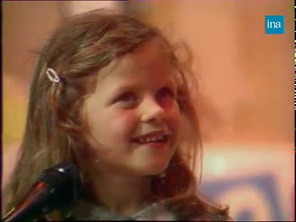 ÉCOLE DES FANS. En 1982, Agnès chante en alsacien puis elle danse avec Jacques Martin. Elle interprète ensuite "La marelle" d'Enrico Macias. | INA