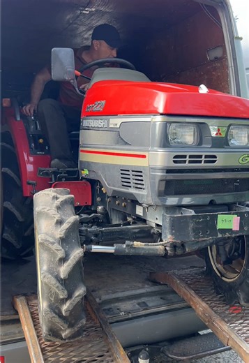 Відвантаження міні тракторця MITSUBISHI MT221