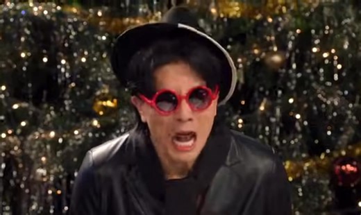 Last night's Saturday Night Live on US television featured a brief Kate Bush impersonation from Sarah Sherman, duetting with Yoko Ono (Bowen Yang in his last appearance on the show). You can watch the full "Random Duet Christmas Spectacular" sketch here: https://youtu.be/1Tev6Q4AvUE | katebushnews.com