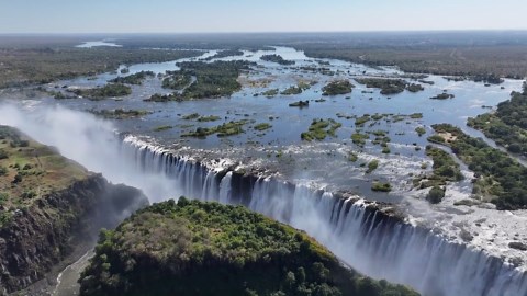 Majestatyczne Wodospady Wiktorii: widok z drona na klejnot Zambezi