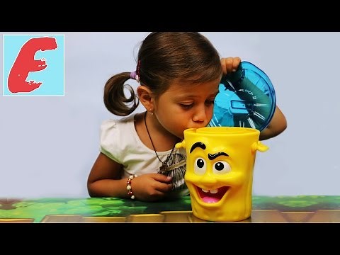 ემილია ნაგვის ურნაში ყრის ნაგავს საიდანაც ამოდიან მწერები