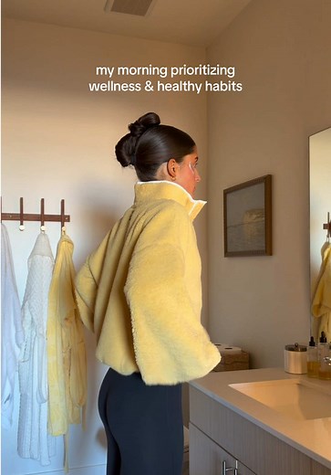Such a happy & WARM morning in my life!! 🥹💛 #wellness #healthyhabits #productivemorningroutine #morningroutine #morningvlog @CurrentBody @LifeproUSA @aerie @abercrombie @Shark Beauty @beautybio @DAILYDR!LLS @Salomon @BALA US @Dave’s Killer Bread @Ninja Kitchen @Alani Nutrition