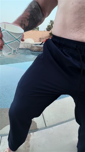 It sucks getting your pants soaked during the rainy season, that’s why you need to grab a pair of water resistant joggers from @Alimens&Gentle #waterresistant #joggers #pants #activewear #rainyday