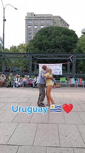 Descubre el Tango en Plaza Fabini, Montevideo