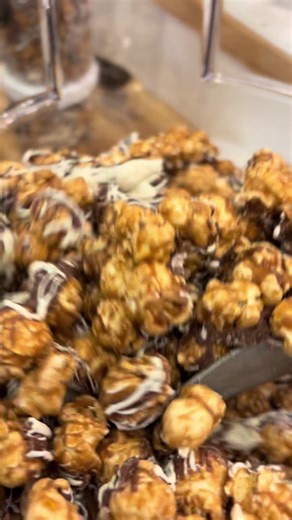 Milk AND white chocolate drizzle 👌🏻 #chocolaterecipe #chocolate #candylover #popcorn