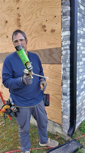 Seal This Gap Before Siding! #pestblock #greatstufffoam #airseal #siding #carpenter #pestcontrol