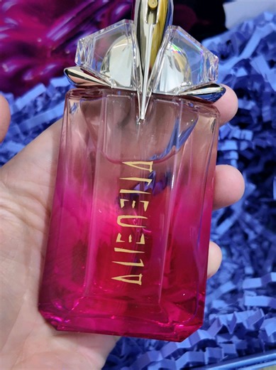 AD | Let’s talk about fragrance for a moment 🌌👽✨️ I am taking a deeper delve into the Mugler Alien Pulp fragrance today to share with you all what I thought of it! 🧬💞 It is described as a fruity/floral scent with the following notes being present: Juicy, sweet Raspberry Creamy, sophisticated Jasmine Earthy, woody, Cashmeran & Musk She is delicious. She is stylish. She is iconic. From every inch of this fragrance, you can tell it is made to be sensual and feminine with a modern, futuristic ed