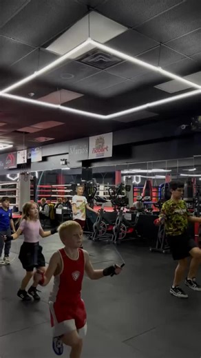 World Fitness & Ak Boxing | Gym & Boxe | 🥊 Mini-Boxing AK Boxing Un cours amusant et dynamique où les jeunes découvrent la boxe tout en développant discipline, apprentissage, et... | Instagram