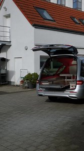 Die letzte Fahrt - für Hinterbliebene mit starken Emotionen besetzt, für uns, trotz dass es Berufsalltag ist, eine bedeutungsschwere Aufgabe, die wir ernst nehmen. Zur Abholung zu Hause, im Heim oder im Krankenhaus wissen wir meist noch nicht viel über die verstorbene Person. Danach folgen Gespräche mit den Hinterbliebenen. Gespräche über das Leben, die Lieben, den Charakter, die Hobbys, die Höhen und Tiefen und den Tod. In diesen Gesprächen wird gelacht, geweint, geredet und geschwiegen. Die an