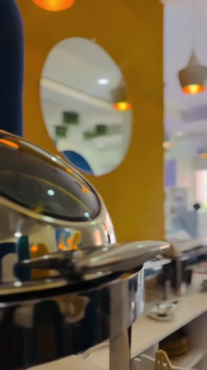 Laissez-vous tenter par notre buffet une seule fois, et vous serez conquis par son irrésistible saveur. Vous reviendrez inévitablement chaque semaine ! Avec Indigo, une explosion de bonheur ravira vos papilles. Pour passer commande, appelez-nous au 82 84 82 82, ou venez nous rencontrer dans l'ACI 2000, près de la bougie. 🔷 🔶 🔷 #Indigo #Réouverture #SaveursDélicieuses #FoodPassion #GastronomieExquise