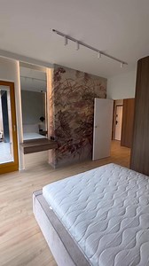✨ Nowoczesny apartament w stylu japandi – harmonia formy i funkcji ✨ Przedstawiamy wyjątkową realizację wnętrza, w której japoński minimalizm spotyka się z nordyckim ciepłem. Styl japandi doskonale wybrzmiewa tu dzięki przemyślanemu połączeniu naturalnych materiałów, spokojnej palety barw i ponadczasowej prostoty. 🛁 Łazienka – płytka wielkoformatowa o wyrazistym rysunku kamienia w połączeniu z armaturą w kolorze złota oraz wolnostojącą wanną tworzy elegancką, a jednocześnie spokojną przestrzeń 