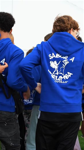 🎭🥁 Seguimos recorriendo los pueblos donde late el Carnaval, y esta vez hicimos parada en El Cotillo. Visitamos a la comparsa infantil y juvenil Sabor a Corumba y a la batucada Corumba, dos grupos que llevan el ritmo y el color en la sangre. Este año, además, Corumba celebra su 10º aniversario, una década marcando el compás de nuestro carnaval con fuerza, constancia y mucha pasión. 🔥 Desde la Concejalía de Festejos queremos agradecer el trabajo que hay detrás de cada ensayo, cada traje y cada 