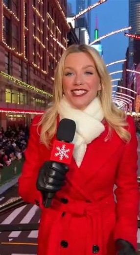 Santa’s Workshop Float Stole the Whole Parade! 🎁❤️