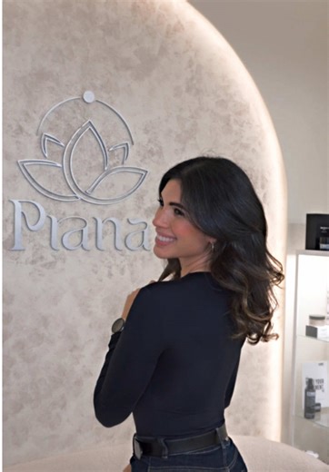 ✨ Cuando una experiencia se siente… se recomienda 100% ✨ Nuestra clienta lo dice claro 💬: “Desde que llegué, todo fue súper bien”. Y es que en Prana Hair Spa Madrid cada detalle está pensado para ti 🤍. Desde el primer momento realizamos un análisis capilar personalizado, porque creemos firmemente que no todos los cabellos necesitan lo mismo 🌿. Gracias a este diagnóstico, el tratamiento se adapta exactamente a lo que tu cuero cabelludo y tu cabello requieren, logrando resultados reales y visib