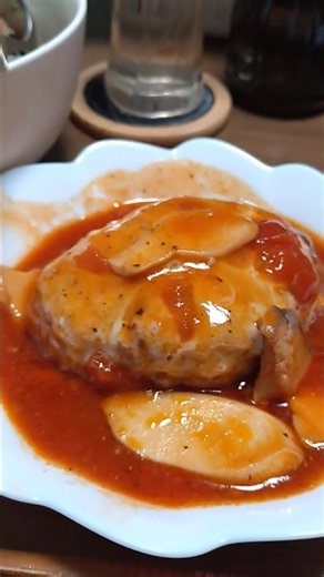 チーズ乗せトマト・バジルソースハンバーグ🐷🐮 春雨の中華サラダ 今日は総合病院の診察で疲れ果てましたので、簡単な煮込みハンバーグと春雨サラダにしました😊美味しかったです😋