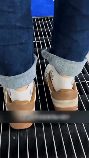 China’s Shopping Malls Have This Shoe-Cleaning Machine?! 🤯✨ #CleanTech #tamil