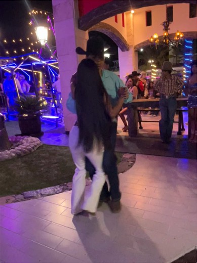 Mi Banda El Mexicano bailando banda - Puro baile en vivo