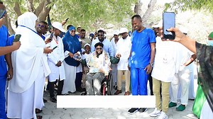 674K views · 10K reactions | Asad Xaajiyoow iyo muuqaal farxad leh,maalin murugadii ay farxad badashay ayey u aheed Youtuber Asad Xaajiyoow iyo bahda Isbitaalka Madiina ee Muqdisho. Wariye Nimco Cardoofe ayaa ka warameysa. | Somali Cable TV | Facebook