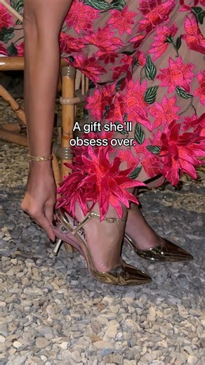 Introducing Vice Versa - A refined heel that folds flat in an instant—without sacrificing style. Secure. Effortless. Exceptionally comfortable. Founded by a woman, thoughtfully designed for women on the move. | Viceversa