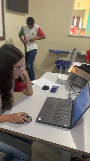 Joao Helio on Instagram: "💡 Aula de Ciências | 8º Ano ⚡ Hoje exploramos circuitos elétricos e corrente elétrica de forma prática e participativa. O foco? Garantir que cada estudante seja protagonista do seu aprendizado, construindo conhecimento de forma ativa e significativa. 🔋📚 Deixa nos comentários “LABORATÓRIO “ se você gostou dessa sugestão 👇 Site: Phet Interative"